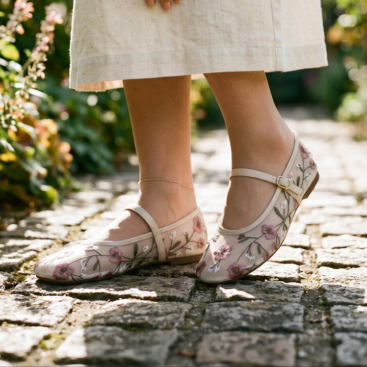 Comfortable women's slip-on ballet flats, perfect for summer, featuring elegant flower embroidery.