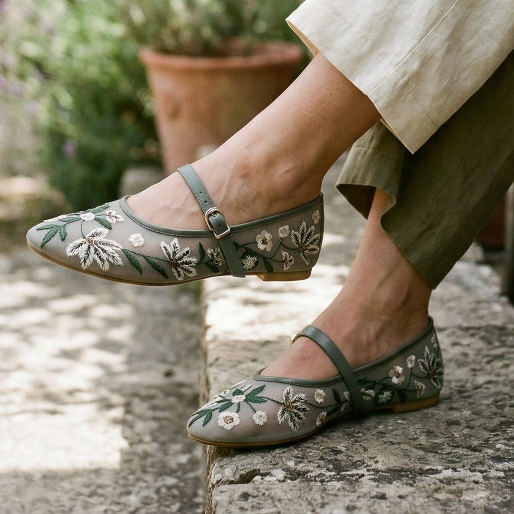 Lightweight & breathable women's ballet flats, ideal for everyday wear, with chic floral embroidery.