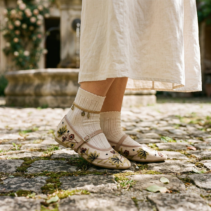Women's floral embroidered ballet flats, elegant & breathable for spring and summer casual wear.