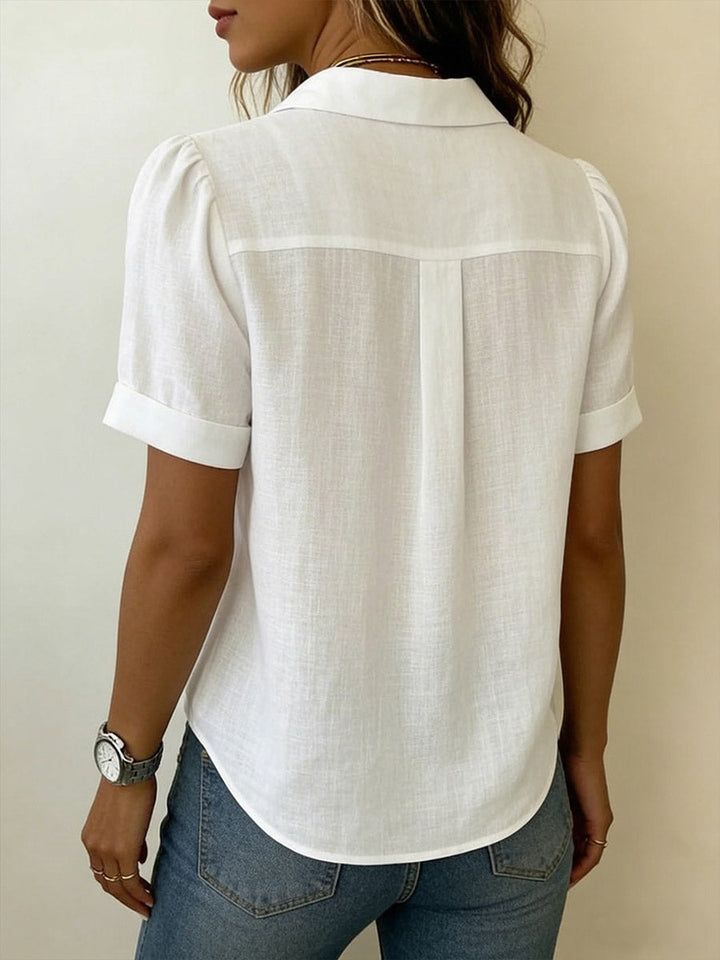 Effortless style with this women's breezy short-sleeve blouse. A versatile top for casual elegance and comfort.