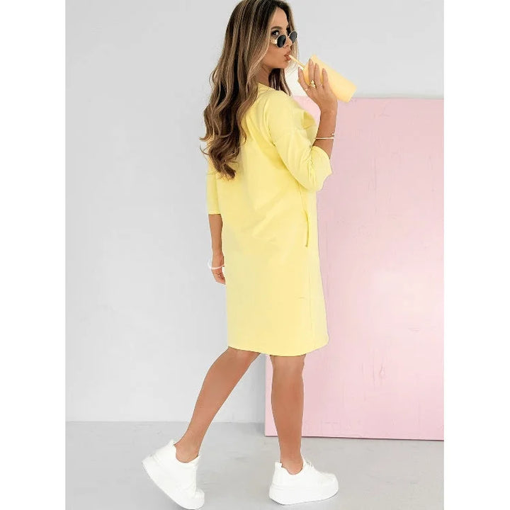 Casual women's blue mini dress, 3/4-sleeve crew neck with practical pockets. Ideal for everyday relaxed style.