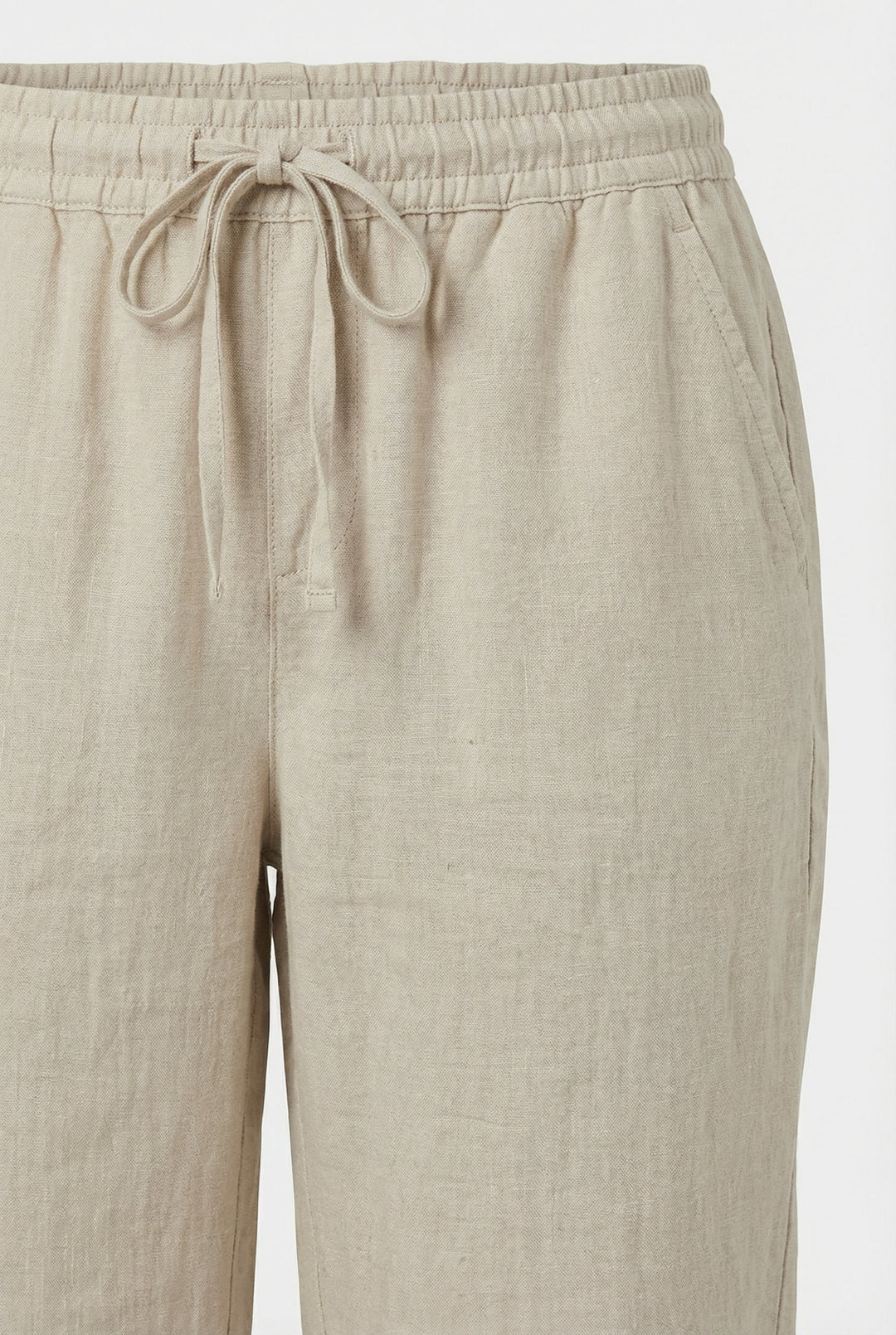 Model wearing comfortable women's shorts with pockets, perfect for everyday wear.