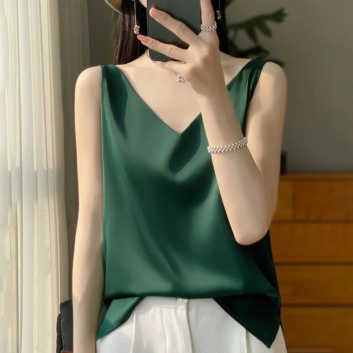 Versatile women's solid color sleeveless plunging V-neck top, loose and casual for daily summer and spring style.