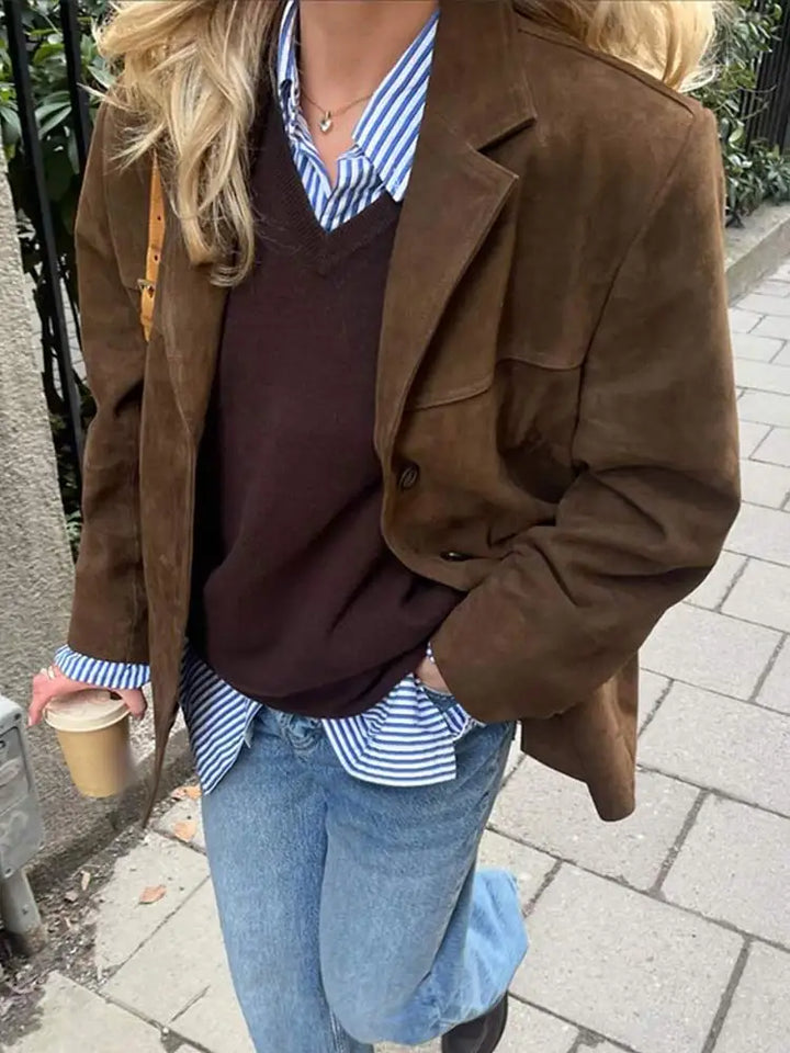 Versatile women's brown oversized blazer, ideal for casual outfits or professional wear.