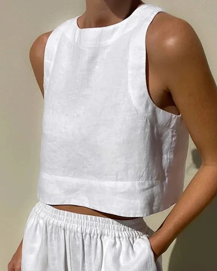 Effortless women's wide-leg capri set with sleeveless top. Ideal casual two-piece vacation outfit.