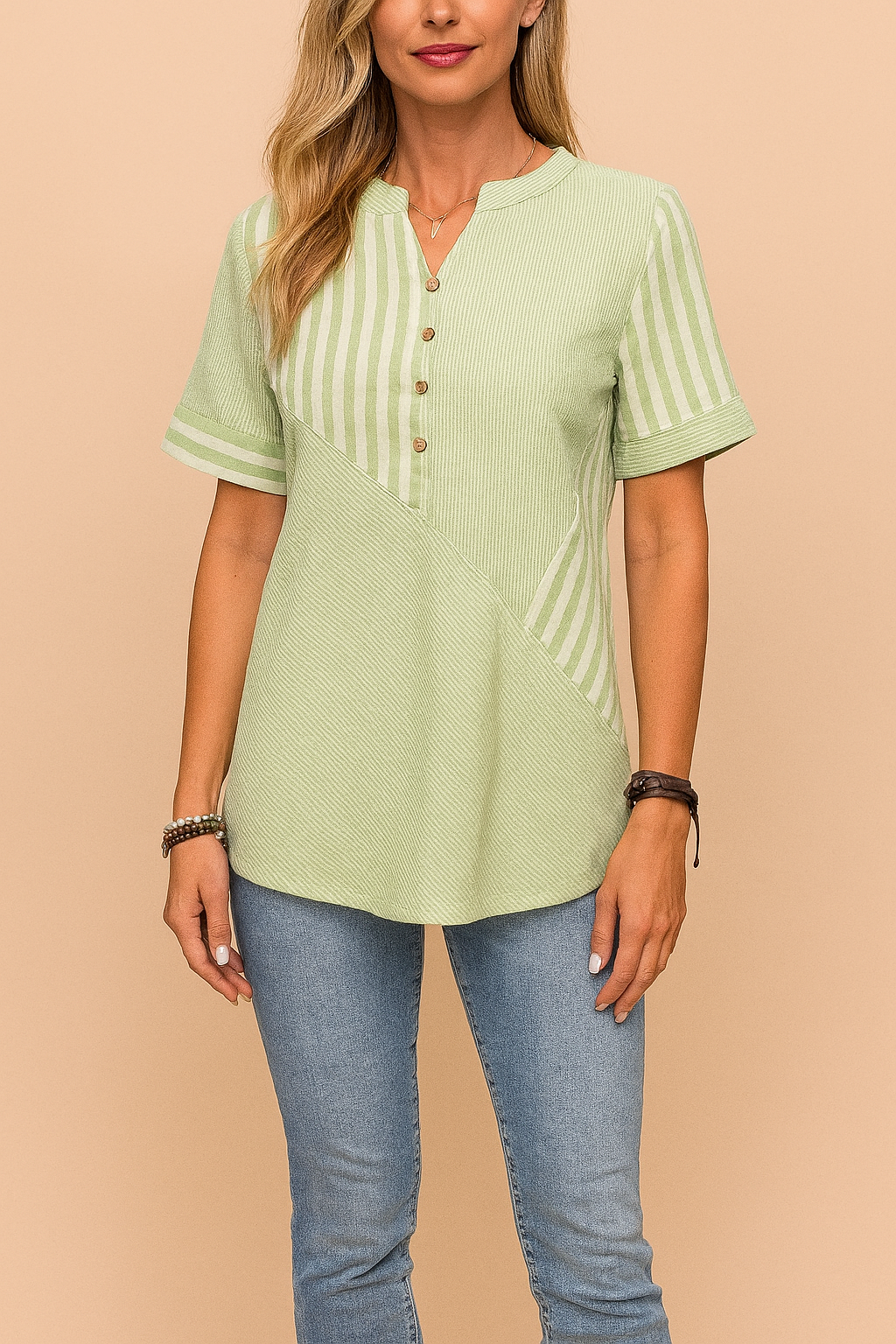 Effortless women's striped blouse with long sleeves, perfect for comfortable, everyday style.