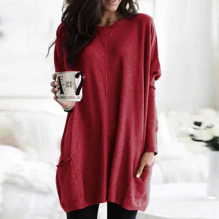 Breathable women's casual t-shirt, relaxed fit, featuring stylish and useful pockets.