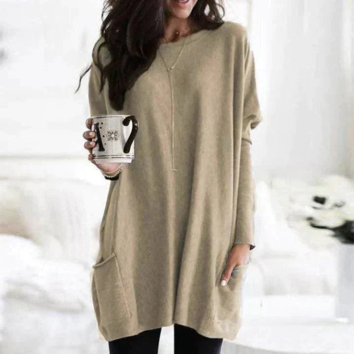 Relaxed fit women's t-shirt, soft and casual, showcasing its practical and stylish pockets.