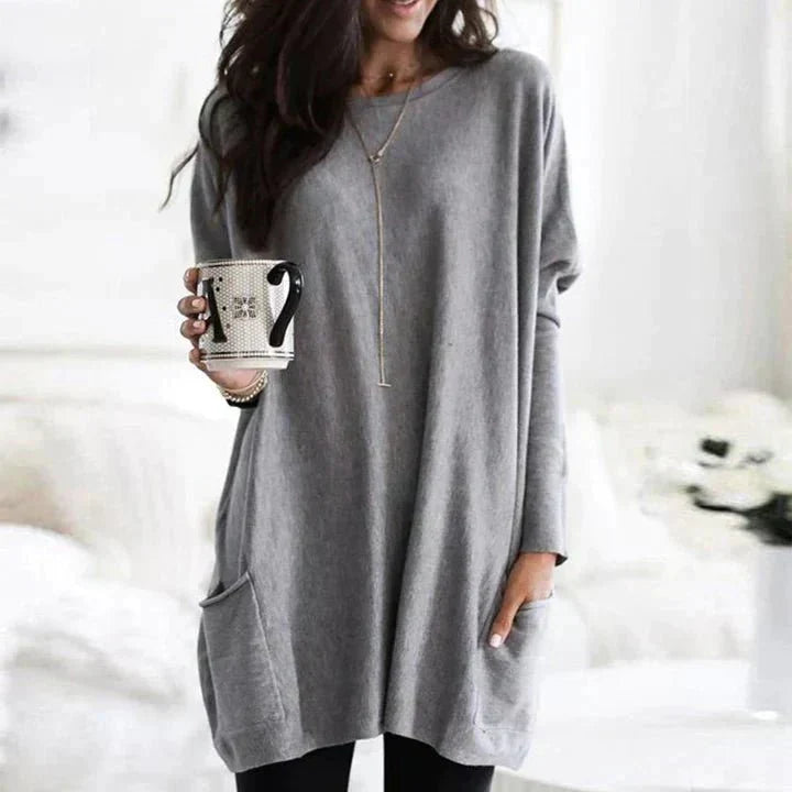 Women's casual t-shirt with pockets, relaxed fit, a comfortable and versatile everyday top.