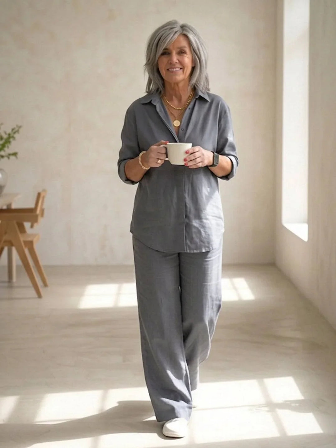 Travel-friendly women's matching set: button-down shirt & wide-leg pants. Easy comfort.