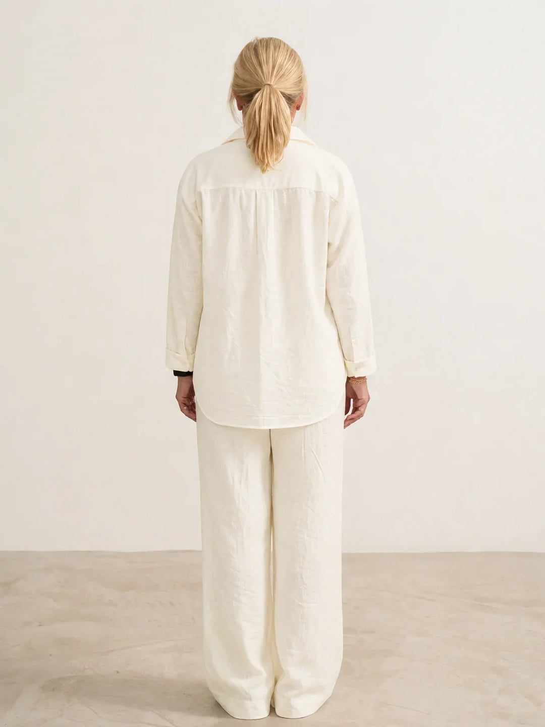Comfortable women's two-piece set, perfect for everyday wear and lounging at home.