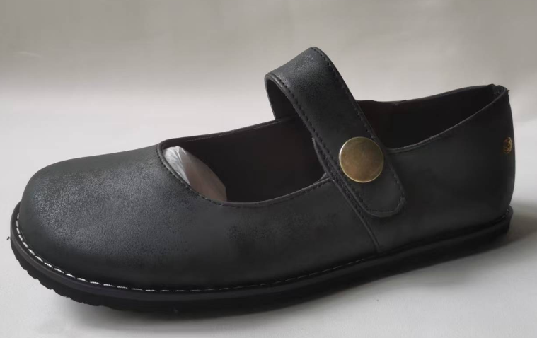Stylish women's Mary Jane flats, comfortable and versatile, perfect for casual or everyday outfits. Charming strap design.