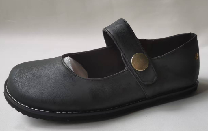Stylish women's Mary Jane flats, comfortable and versatile, perfect for casual or everyday outfits. Charming strap design.