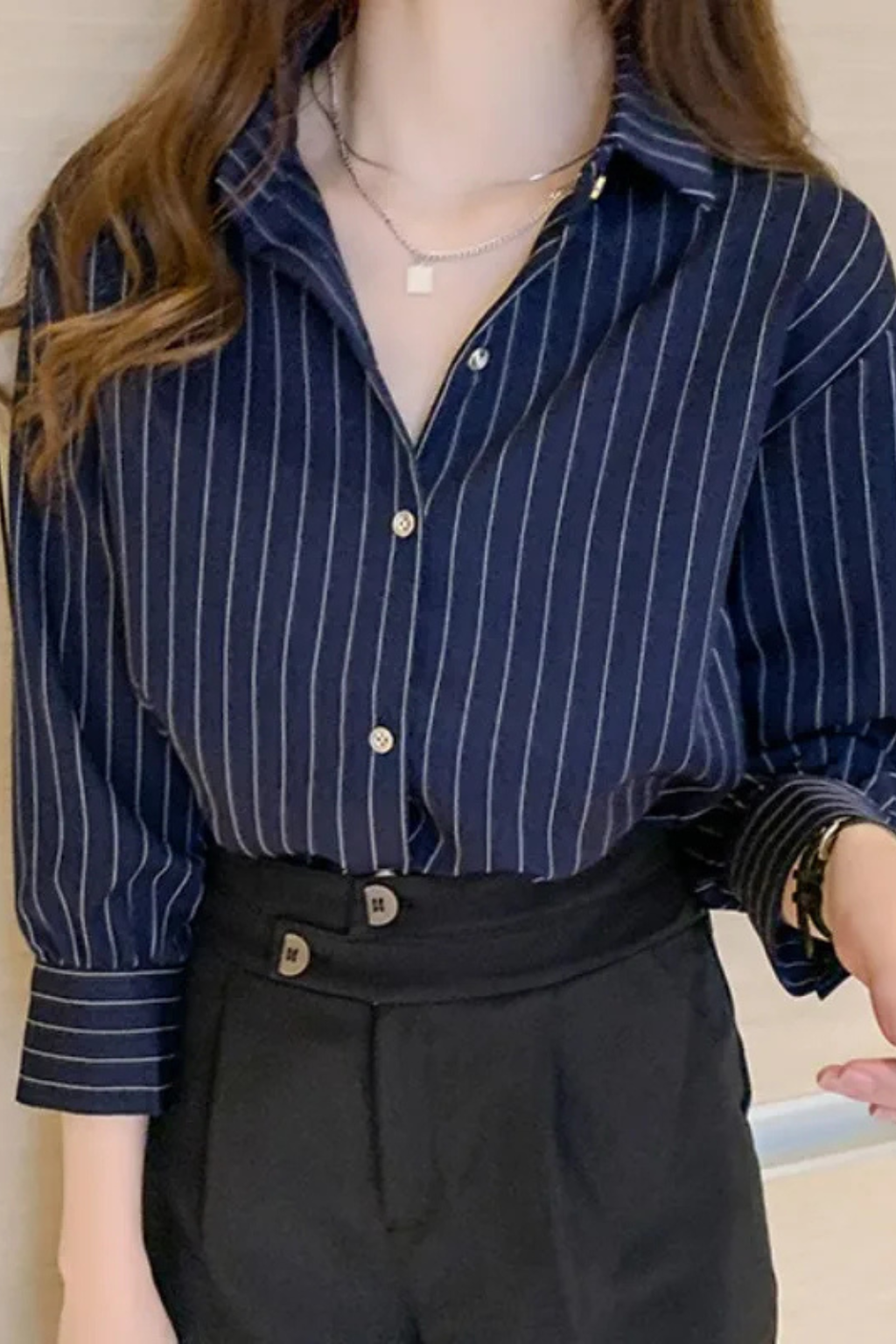 Casual women's long sleeve striped blouse. Classic blue and white button-down shirt, ideal for everyday wear.