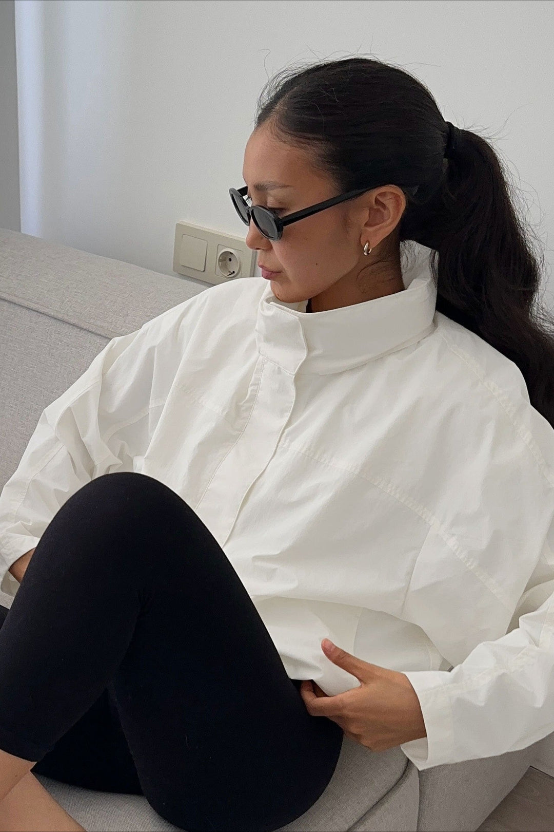 Women's fashionable outerwear: a chic collar windbreaker jacket for transitional seasons