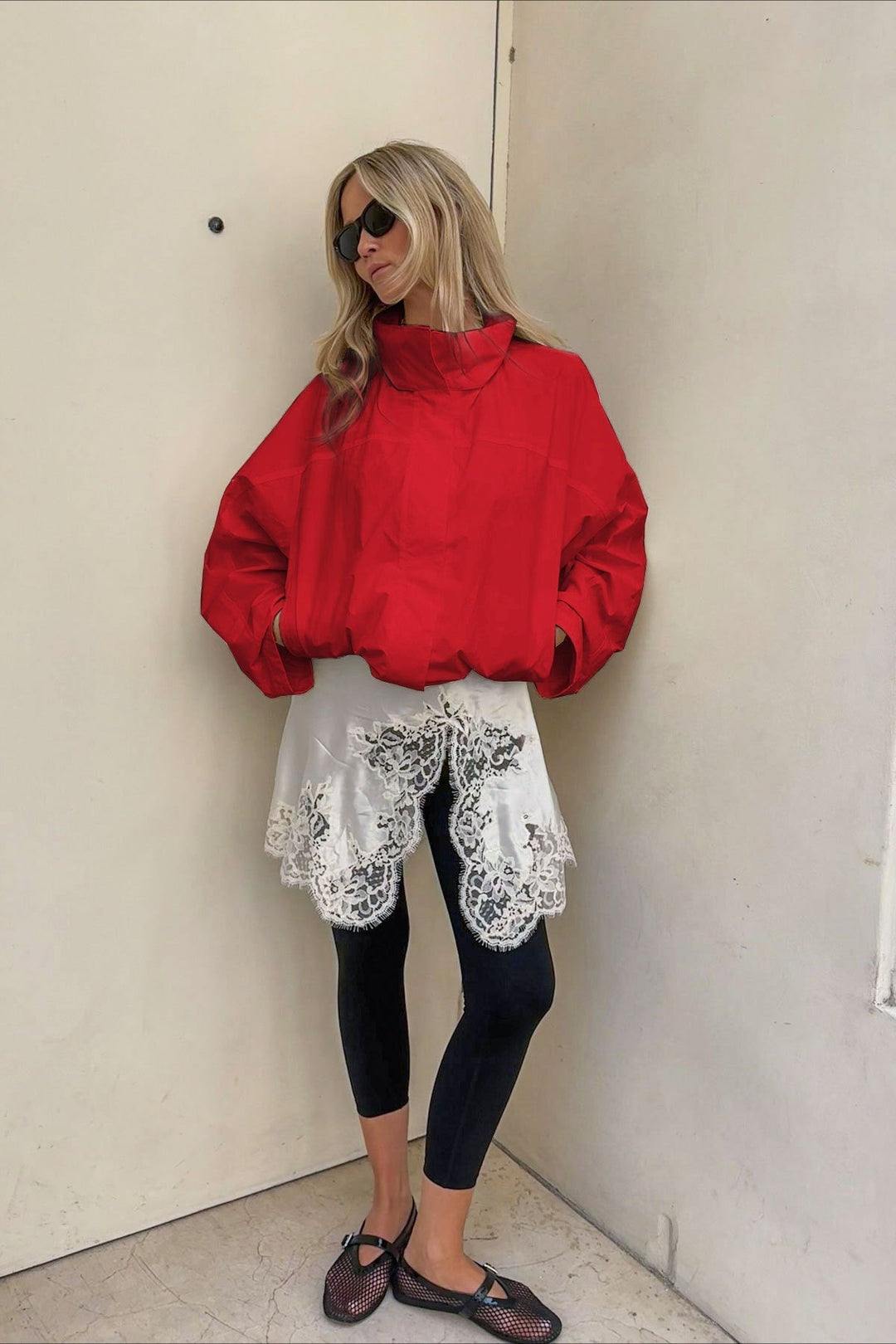 Packable women's windbreaker jacket with a classic collar, ideal for travel and everyday wear