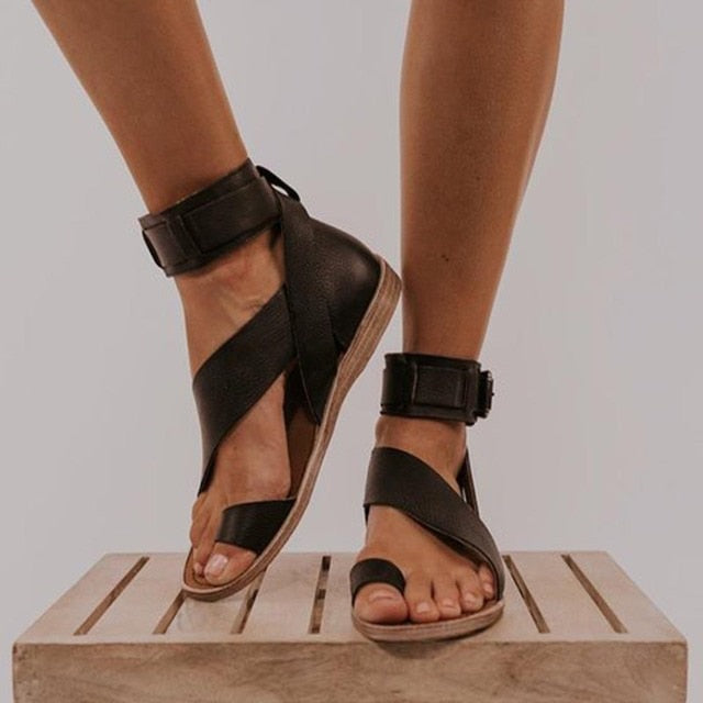 Casual women's sandals with secure cross straps and a fashionable toe ring. Perfect for summer outings.