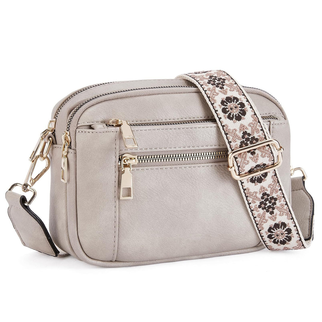 Fashionable women's crossbody bag, chic and practical with an adjustable strap.