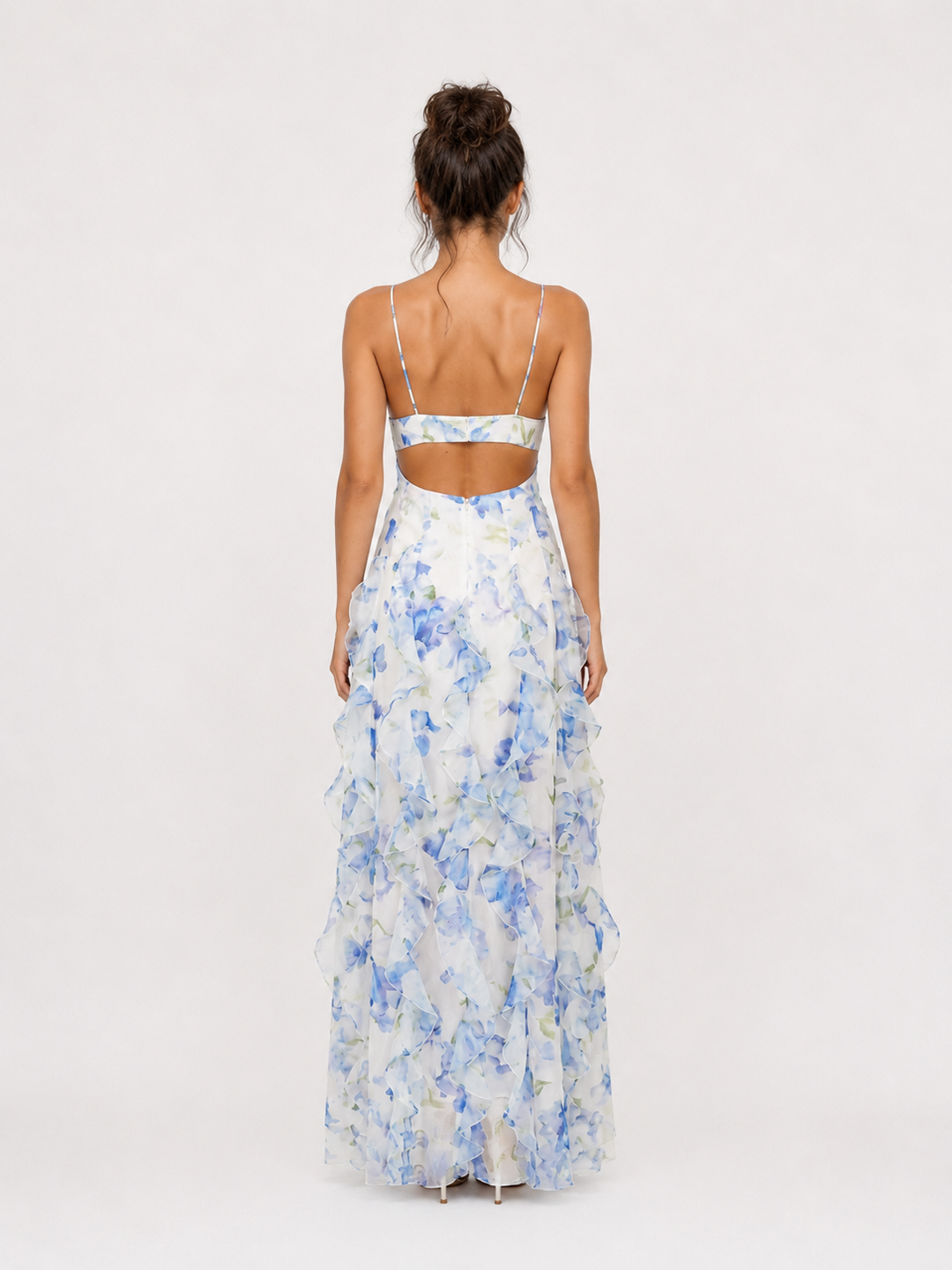 Stylish women's elegant floral print maxi dress with charming ruffle details. Ideal for sophisticated summer parties.