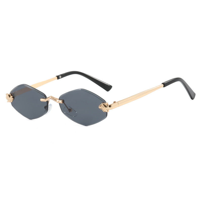 Protective geometric sunglasses for women. Trendy UV lenses and a distinctive double frame design.