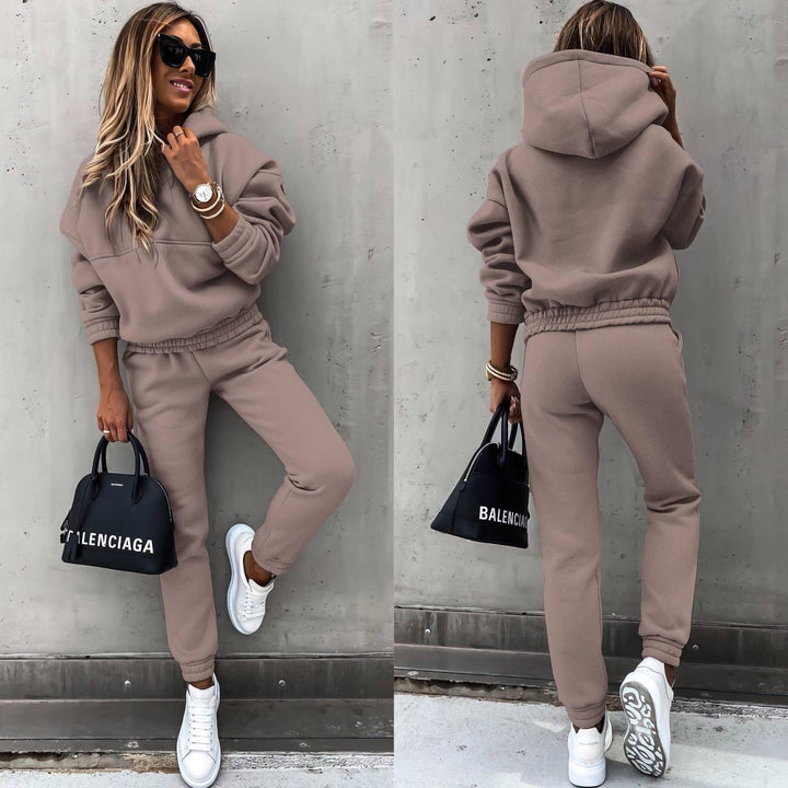 Matching two-piece women's grey jogging set, comfortable activewear with a stylish sweatshirt and joggers.