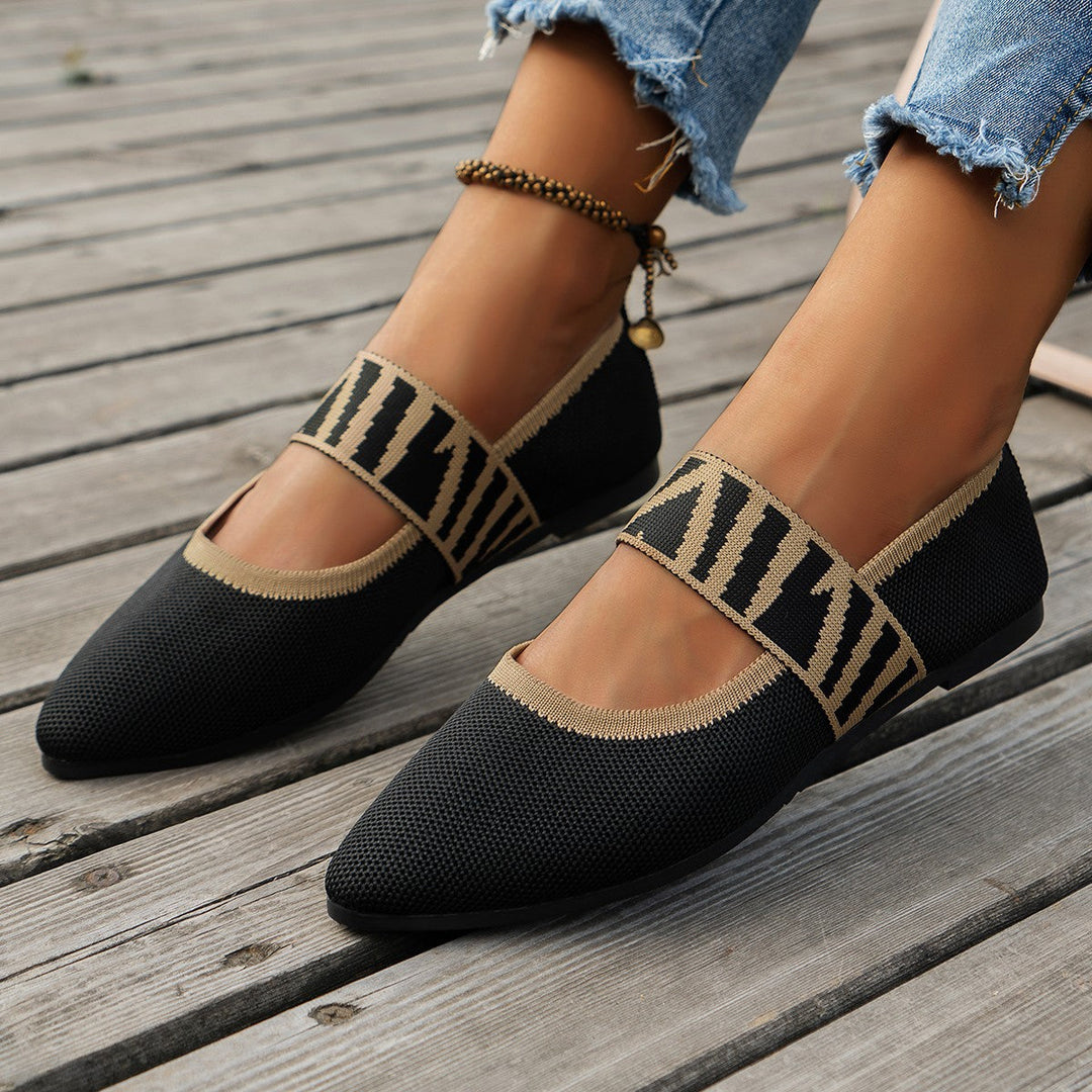 Elegant women's pointed-toe ballet flats. Fashionable patterned slip-on shoes for a chic and comfortable look.