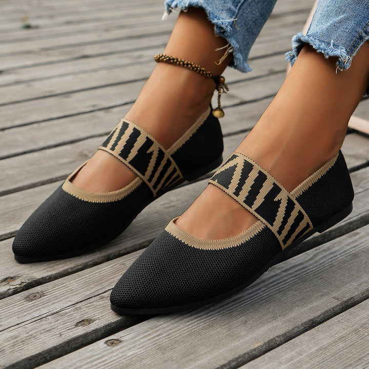 Elegant women's pointed-toe ballet flats. Fashionable patterned slip-on shoes for a chic and comfortable look.