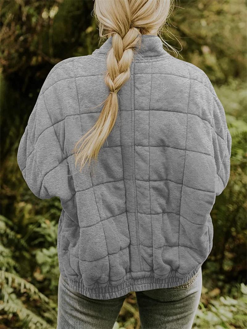 Elegant women's quilted jacket, zippered and chic, perfect for versatile spring/autumn fashion.