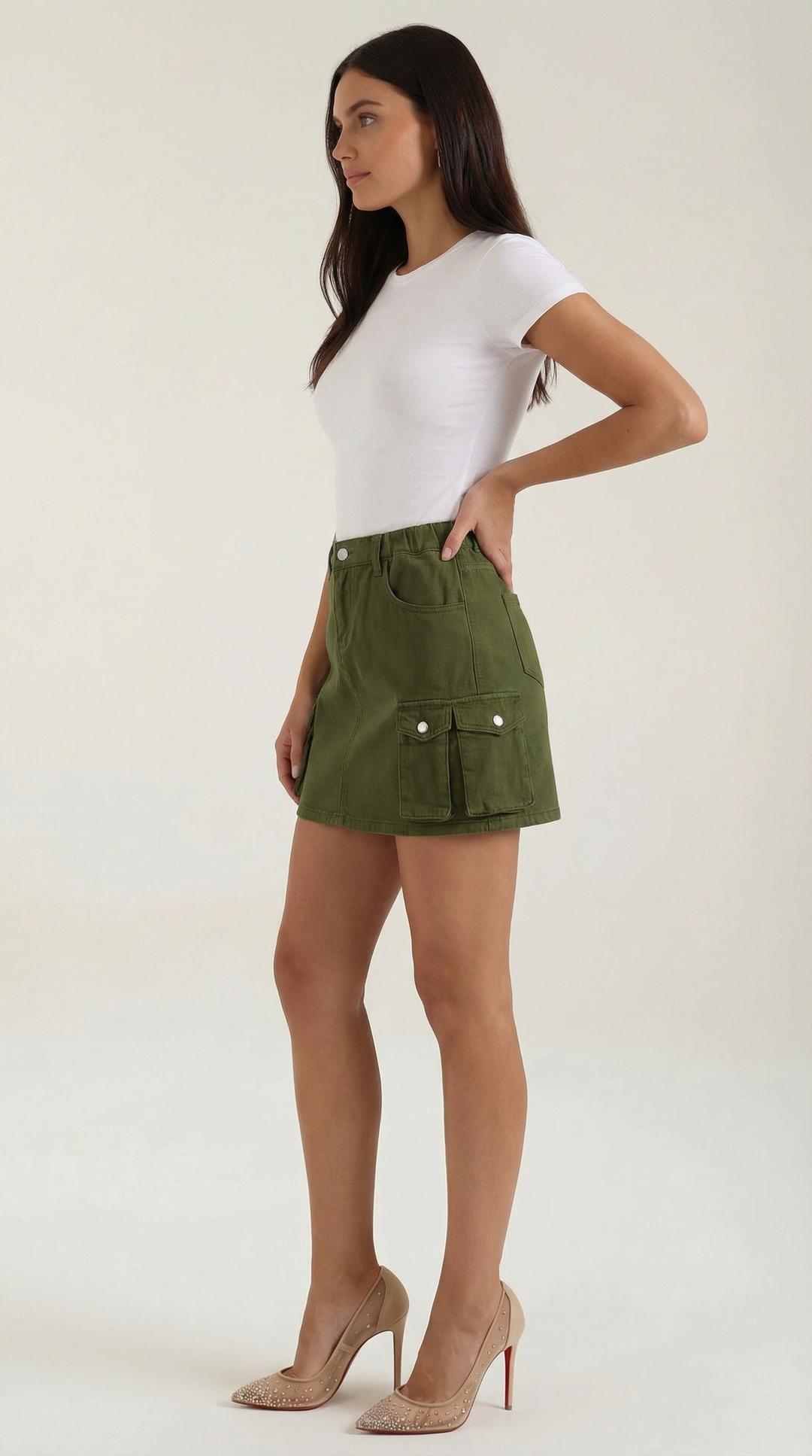 Casual women's utility cargo mini skirt, perfect for everyday wear with its convenient pockets & trendy cut.