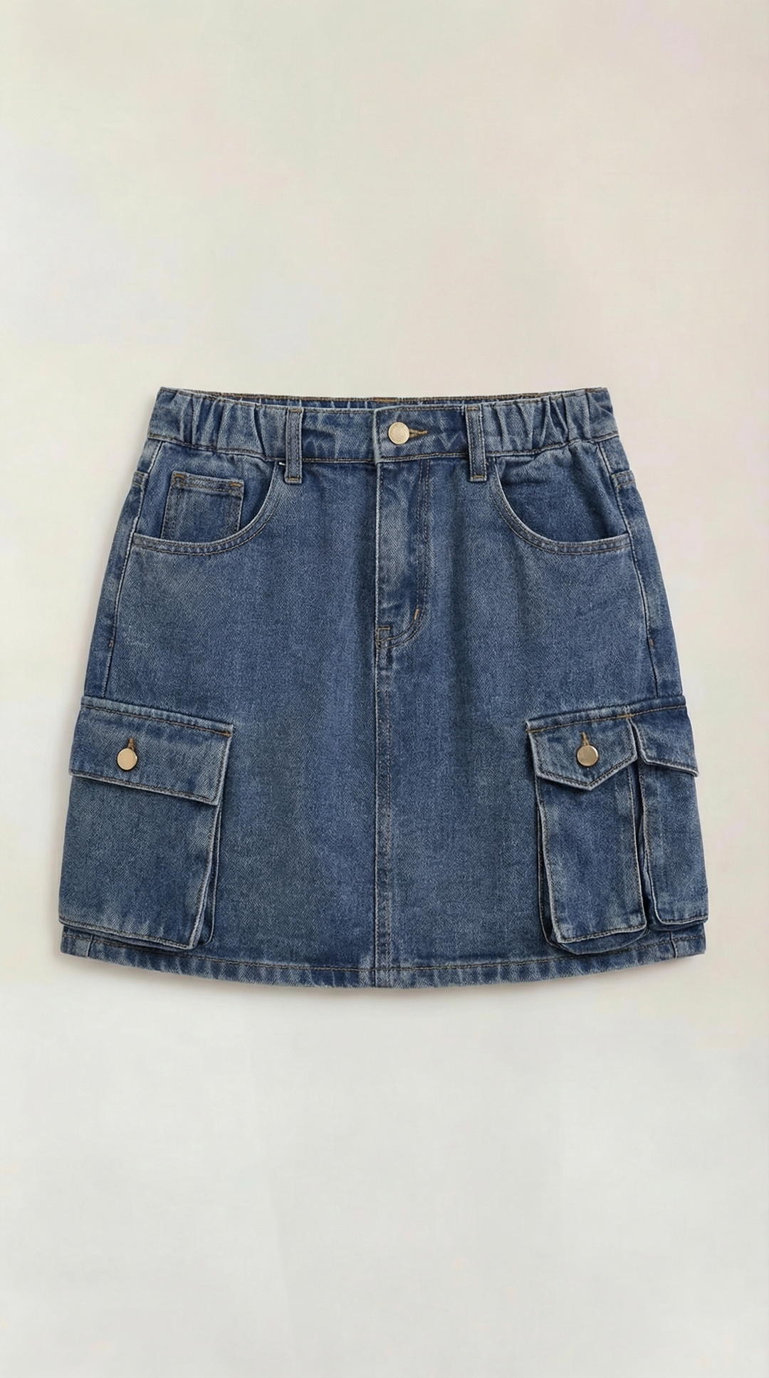 Experience urban style with this women's trendy utility cargo mini skirt, A-line fit and practical pockets.