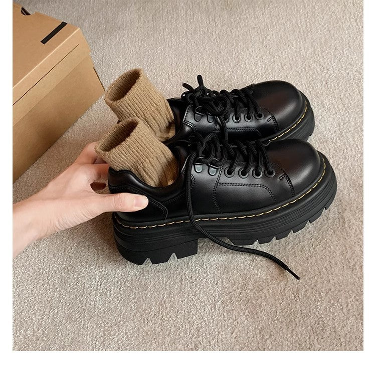 Fashionable women's lace-up platform shoes featuring a trendy chunky design and reliable non-slip sole. Versatile footwear.