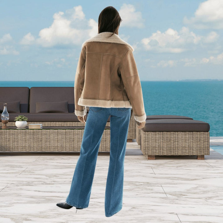 Warm women's aviator jacket with a soft, cozy collar. Ideal for cold weather, a stylish everyday outerwear.