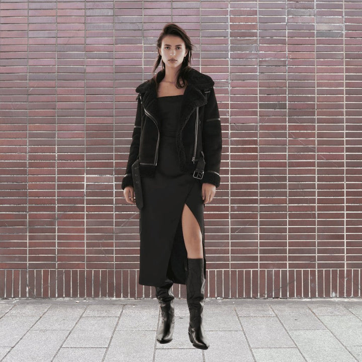 Classic women's aviator jacket featuring a plush, cozy collar. A timeless piece for fall & winter wardrobes.