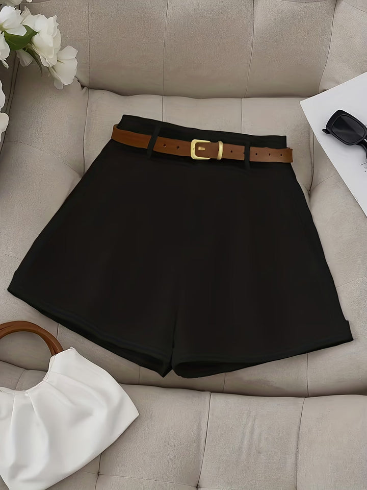 Classic belted women's shorts. Everyday style, comfortable fit for versatile summer outfits.