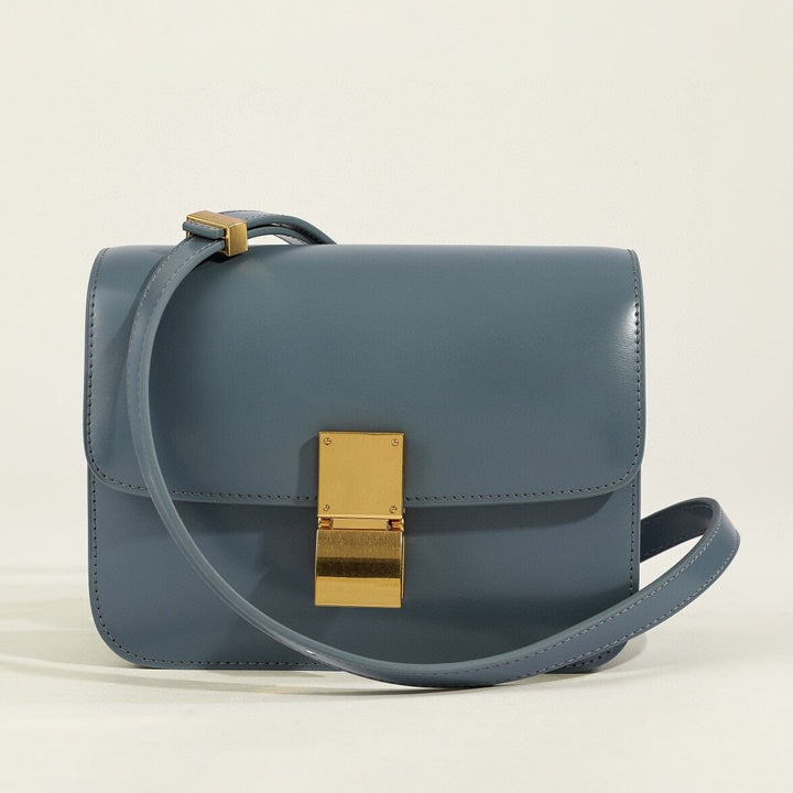 Chic women's versatile shoulder bag with a classic flap and box design. Compact and stylish.