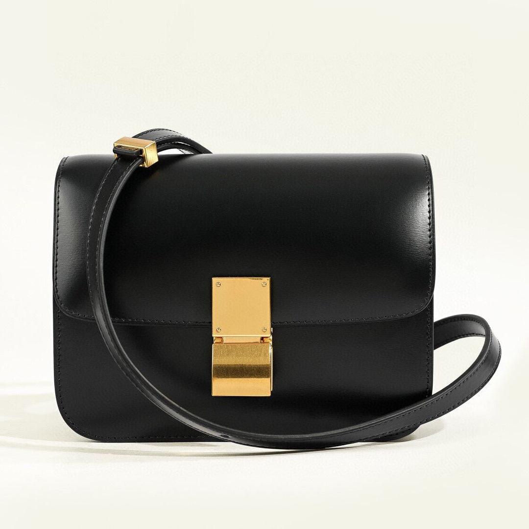 Fashionable women's shoulder bag: Classic Flap Box design. Chic and compact for any outfit.