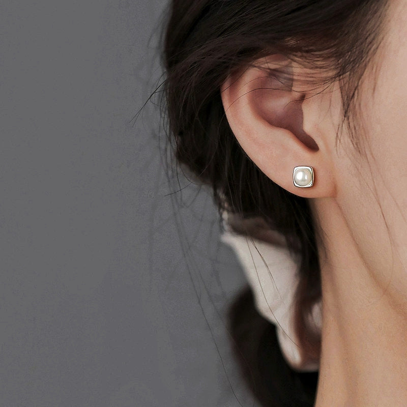 Elegant women's drop earrings featuring lustrous freshwater pearls. Classic design, perfect for timeless style.
