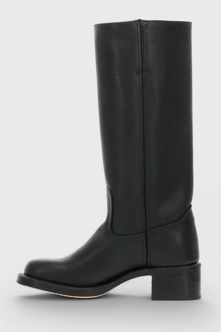 Everyday elegant women's knee-high heeled boots. Comfortable and chic for versatile winter style.