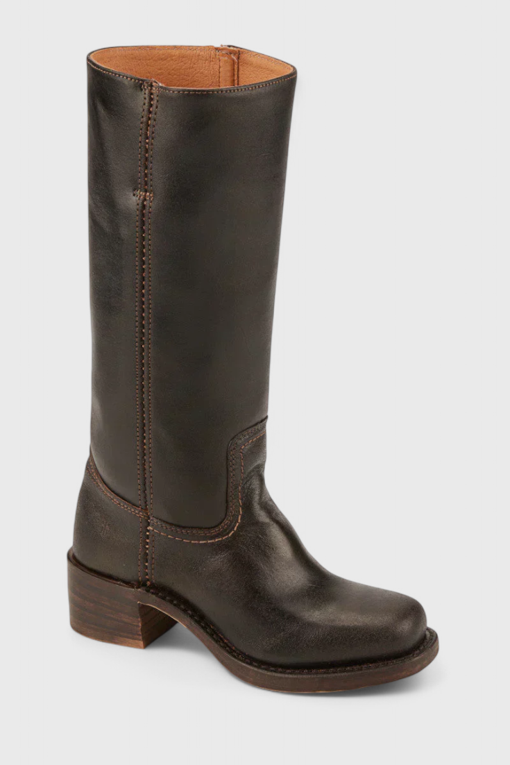 Refined women's knee-high heeled boots. Elegant, polished finish for any winter outfit.