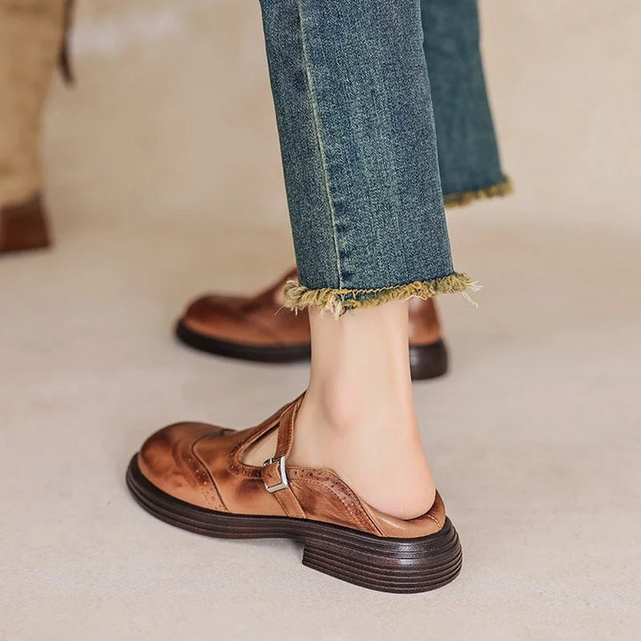 Classic casual women's Mary-Jane sandals, ideal for everyday wear, with a buckle strap and brogue style.