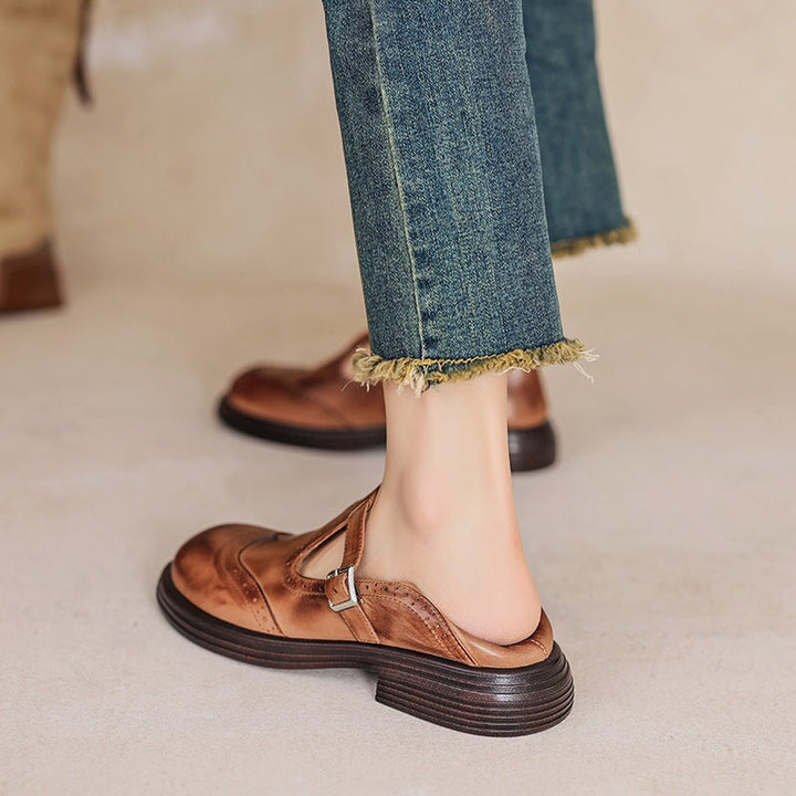 Comfortable women's Mary Jane flats, classic buckle strap, closed toe. Perfect for versatile everyday wear.