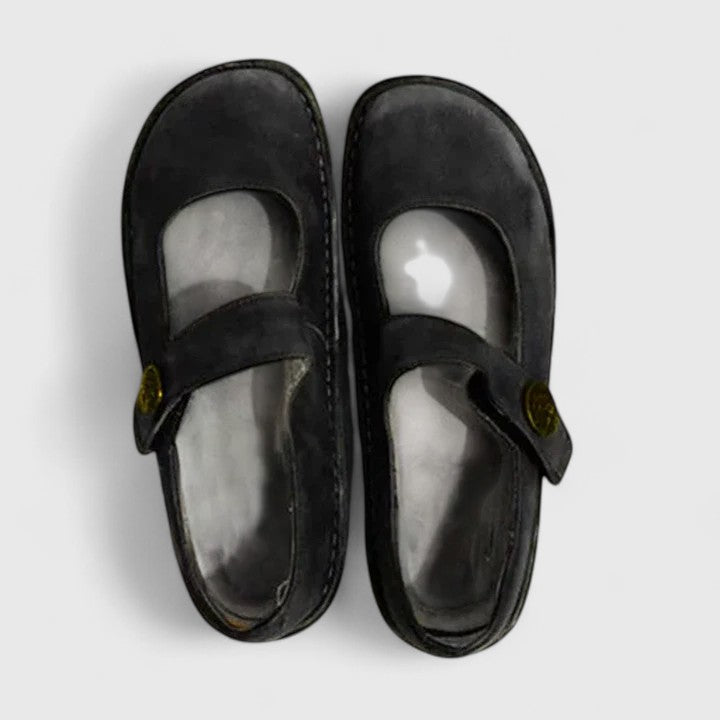 Classic flat Mary Jane shoes for women, featuring a rounded toe, comfortable strap, and a stylish stitch-defined sole.