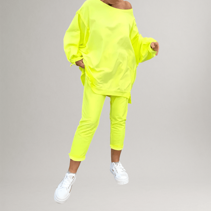 Versatile women's oversized lounge set: a comfortable blouse & trousers, ideal as an everyday relaxed outfit.