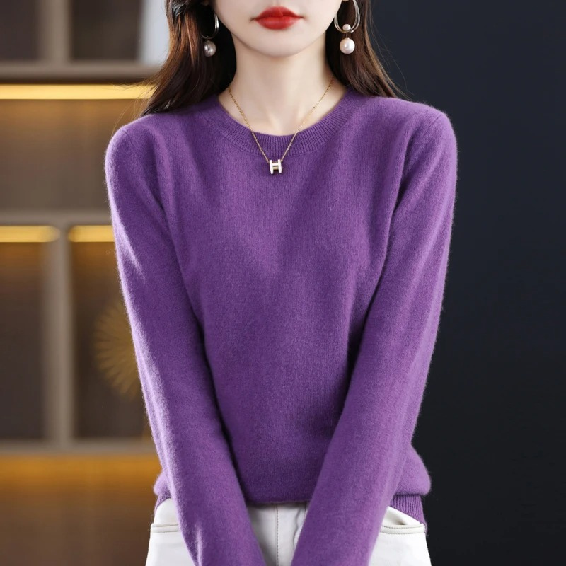 Women's classic round neck sweater in a soft knit fabric