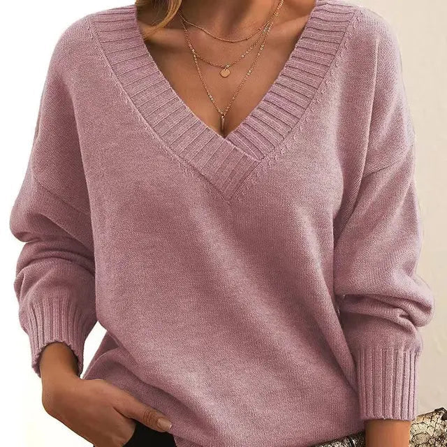 Soft knit women's pullover, classic round neck, long sleeve, ideal for cozy fall and winter outfits.