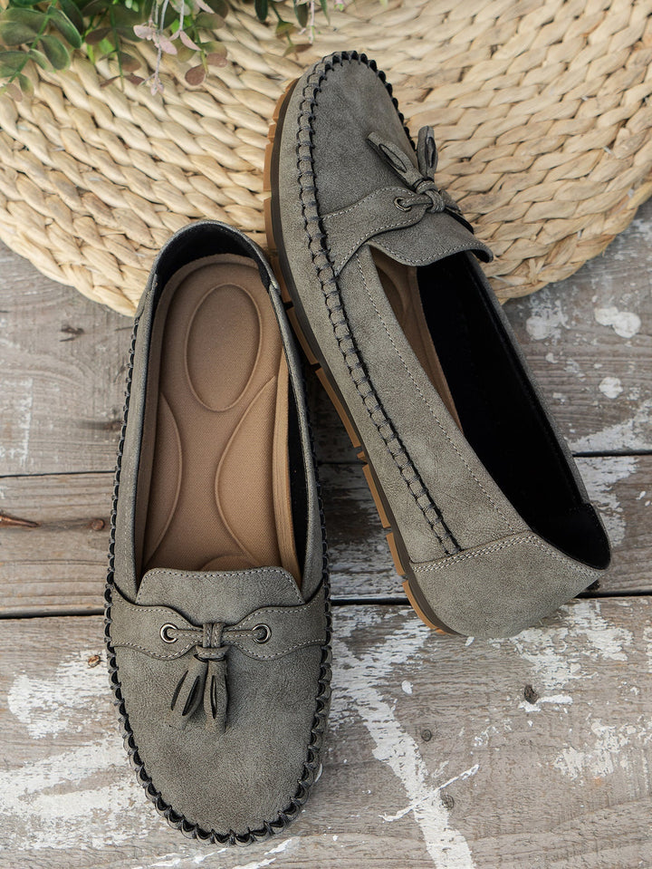 Women's fashion essential: classic tassel loafers, comfortable closed-toe slip-on flats for all occasions.