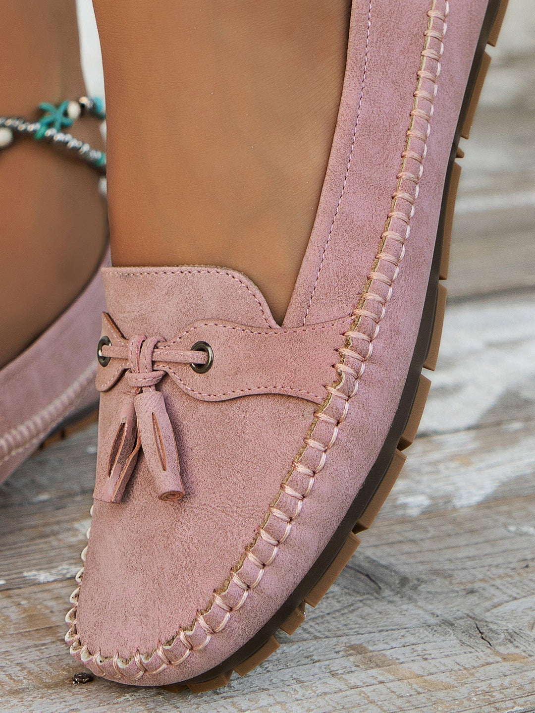 Comfortable classic tassel loafers for women, featuring a stylish closed-toe slip-on design. Everyday flats.