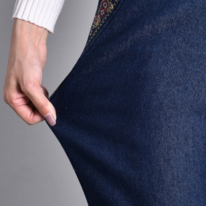 Straight-leg women's comfort jeans with elastic waistband. Everyday casual pants with side pockets for versatile fashion.