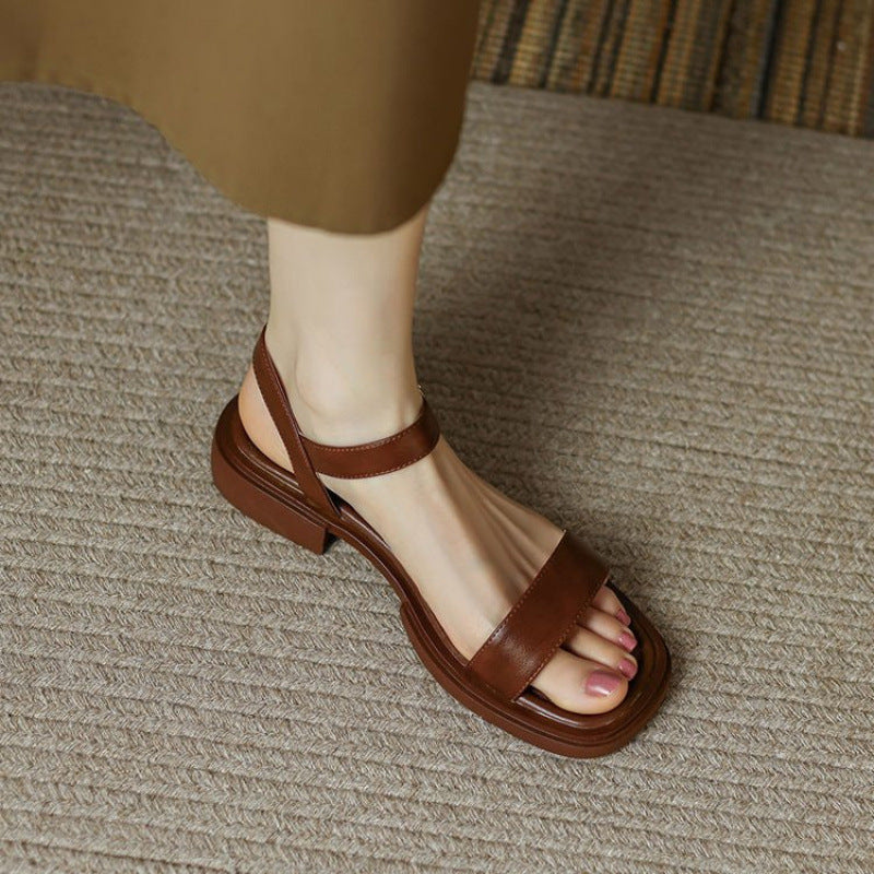 Chic women's flat sandals featuring adjustable straps for a secure and comfortable fit, ideal for holidays.