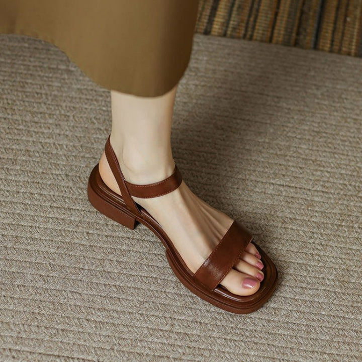 Chic women's flat sandals featuring adjustable straps for a secure and comfortable fit, ideal for holidays.